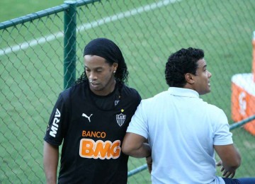 Ronaldinho Gaúcho e o irmão e empresário Assis, na Cidade do Galo
 -  (crédito: Rodrigo Clemente/EM/D.A Press - 28/3/14)