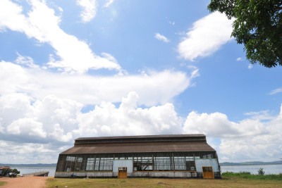  07/03/2015. Credito: Alexandre Guzanshe/EM/D.A Press. Brasil. Aveiro - PA Fordlandia e a denominacao dada a um vila criada em 1928 pelo empresario americano Henry Ford. Fordlanadia pertence ao municipio de Aveiro e fica as margens do Rio Tapajos. Ford tinha a intencao de usar Fordlandia para abastecer suas empresas de latex extraido de plantacao de seringueiras. Mas em 1945 depois de varias tentativas frustradas os executivos da Ford devolveram a vila de Fordlandia e suas construcoes ao governo brasileiro. Na foto galpao da epoca da construcao de Fordlandia        -  (crédito:  Alexandre Guzanshe/EM/D.A Press)