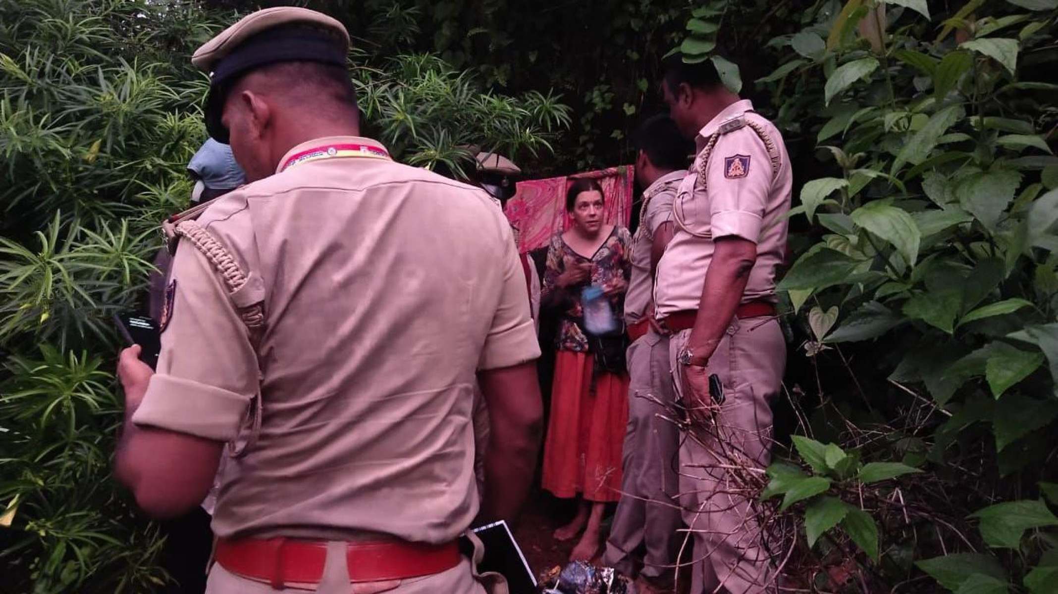 O misterioso caso da mulher russa que vive em caverna da Índia com as filhas pequenas