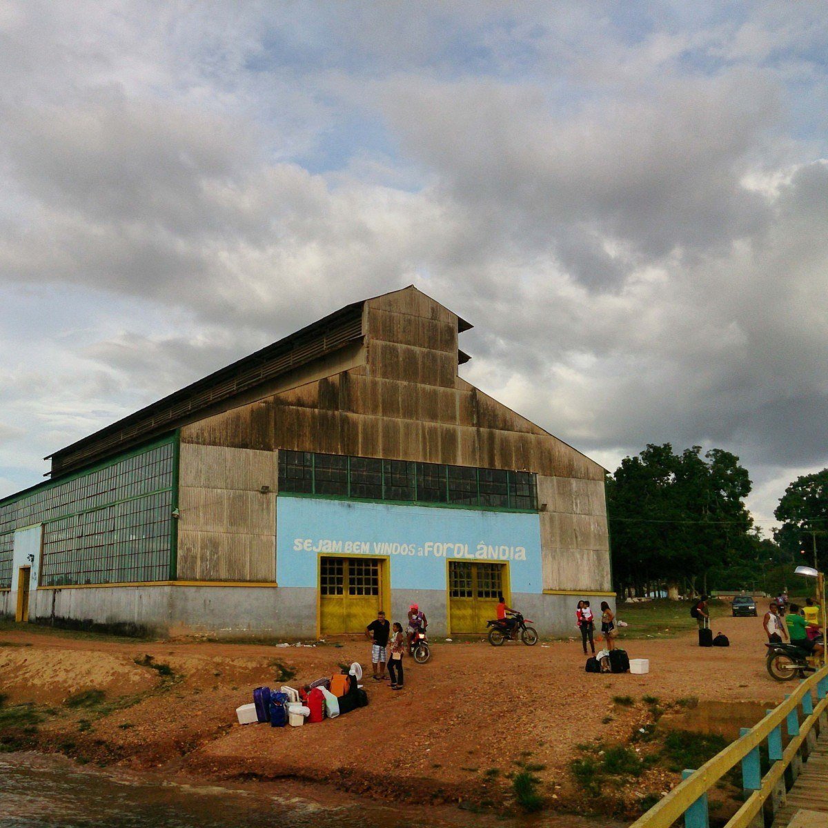  06/03/2015. Credito: Alexandre Guzanshe/EM/D.A Press. Brasil. Aveiro - PA. Fordlandia abandonada. Fordlandia e a denominacao dada a um vila criada em 1928, pelo empresario americano Henry Ford. A cidade pertence ao municipio de Aveiro e fica as margens do Rio Tapajos. Ford tinha a intencao de usar Fordlandia para abastecer suas empresas de latex, extraido de plantacao de seringueiras. Em 1945, depois de varias tentativas frustradas os executivos da Ford devolveram a vila de Fordlandia e suas construcoes ao governo brasileiro. 
      - Alexandre Guzanshe/EM/D.A Press. Brasil. Aveiro - PA. Fordlandia abandonada. Fordlandia e a denominacao dada a um vila criada em 1928, pelo empresario americano Henry Ford. A cidade pertence ao municipio de Aveiro e fica as margens do Rio Tapajos. Ford tinha a intencao de usar Fordlandia para abastecer suas empresas de latex, extraido de plantacao de seringueiras. Em 1945, depois de varias tentativas frustradas os executivos da Ford devolveram a vila de Fordlandia e suas construcoes ao governo brasileiro. 