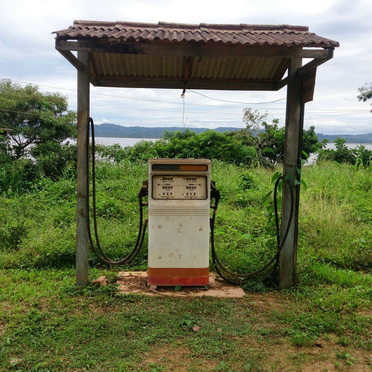  06/03/2015. Credito: Alexandre Guzanshe/EM/D.A Press. Brasil. Aveiro - PA. Fordlandia abandonada. Fordlandia e a denominacao dada a um vila criada em 1928, pelo empresario americano Henry Ford. A cidade pertence ao municipio de Aveiro e fica as margens do Rio Tapajos. Ford tinha a intencao de usar Fordlandia para abastecer suas empresas de latex, extraido de plantacao de seringueiras. Em 1945, depois de varias tentativas frustradas os executivos da Ford devolveram a vila de Fordlandia e suas construcoes ao governo brasileiro. 
      - Alexandre Guzanshe/EM/D.A Press. Brasil. Aveiro - PA. Fordlandia abandonada. Fordlandia e a denominacao dada a um vila criada em 1928, pelo empresario americano Henry Ford. A cidade pertence ao municipio de Aveiro e fica as margens do Rio Tapajos. Ford tinha a intencao de usar Fordlandia para abastecer suas empresas de latex, extraido de plantacao de seringueiras. Em 1945, depois de varias tentativas frustradas os executivos da Ford devolveram a vila de Fordlandia e suas construcoes ao governo brasileiro. 