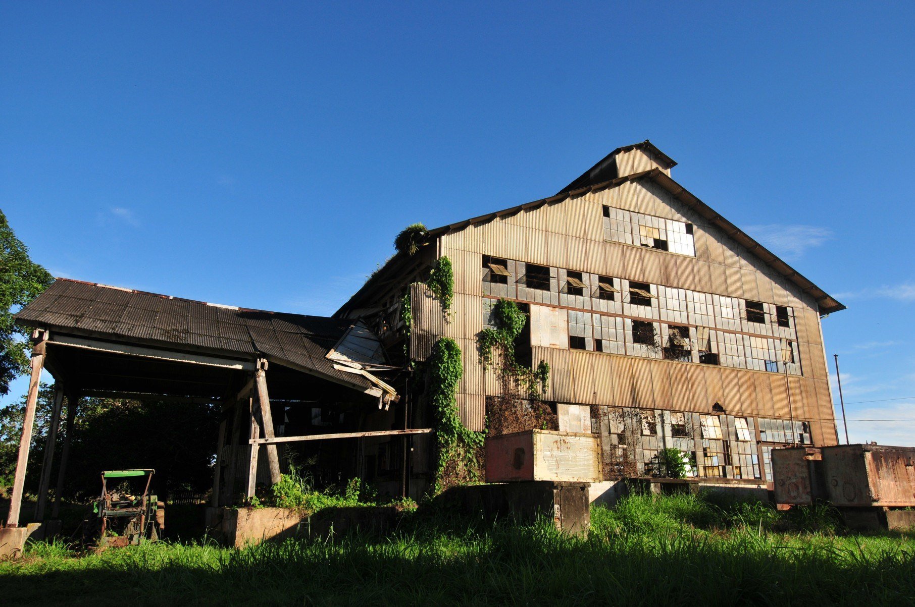 07/03/2015. Credito: Alexandre Guzanshe/EM/D.A Press. Brasil. Aveiro - PA. Fordlandia abandonada. Fordlandia e a denominacao dada a um vila criada em 1928, pelo empresario americano Henry Ford. A cidade pertence ao municipio de Aveiro e fica as margens do Rio Tapajos. Ford tinha a intencao de usar Fordlandia para abastecer suas empresas de latex, extraido de plantacao de seringueiras. Em 1945, depois de varias tentativas frustradas os executivos da Ford devolveram a vila de Fordlandia e suas construcoes ao governo brasileiro. Na foto, galpoes originais da epoca da construcao de Fordlandia, e que hoje mesmo abandonados sao usados pela prefeitura.
      - Alexandre Guzanshe/EM/D.A Press. Brasil. Aveiro - PA. Fordlandia abandonada. Fordlandia e a denominacao dada a um vila criada em 1928, pelo empresario americano Henry Ford. A cidade pertence ao municipio de Aveiro e fica as margens do Rio Tapajos. Ford tinha a intencao de usar Fordlandia para abastecer suas empresas de latex, extraido de plantacao de seringueiras. Em 1945, depois de varias tentativas frustradas os executivos da Ford devolveram a vila de Fordlandia e suas construcoes ao governo brasileiro. Na foto, galpoes originais da epoca da construcao de Fordlandia, e que hoje mesmo abandonados sao usados pela prefeitura.