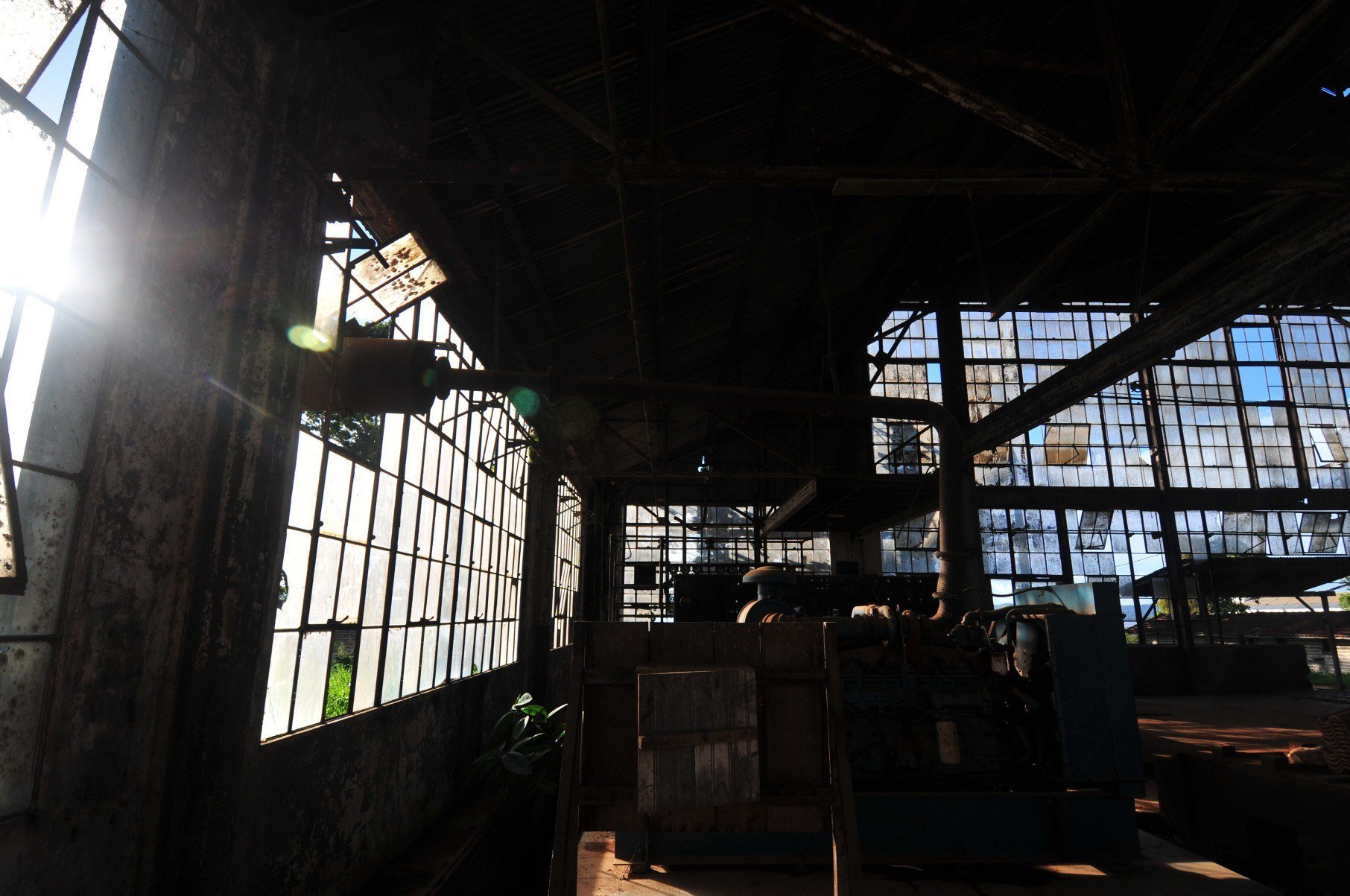  07/03/2015. Credito: Alexandre Guzanshe/EM/D.A Press. Brasil. Aveiro - PA. Fordlandia abandonada. Fordlandia e a denominacao dada a um vila criada em 1928, pelo empresario americano Henry Ford. A cidade pertence ao municipio de Aveiro e fica as margens do Rio Tapajos. Ford tinha a intencao de usar Fordlandia para abastecer suas empresas de latex, extraido de plantacao de seringueiras. Em 1945, depois de varias tentativas frustradas os executivos da Ford devolveram a vila de Fordlandia e suas construcoes ao governo brasileiro. Na foto, galpoes originais da epoca da construcao de Fordlandia, e que hoje mesmo abandonados sao usados pela prefeitura.
      - Alexandre Guzanshe/EM/D.A Press. Brasil. Aveiro - PA. Fordlandia abandonada. Fordlandia e a denominacao dada a um vila criada em 1928, pelo empresario americano Henry Ford. A cidade pertence ao municipio de Aveiro e fica as margens do Rio Tapajos. Ford tinha a intencao de usar Fordlandia para abastecer suas empresas de latex, extraido de plantacao de seringueiras. Em 1945, depois de varias tentativas frustradas os executivos da Ford devolveram a vila de Fordlandia e suas construcoes ao governo brasileiro. Na foto, galpoes originais da epoca da construcao de Fordlandia, e que hoje mesmo abandonados sao usados pela prefeitura.