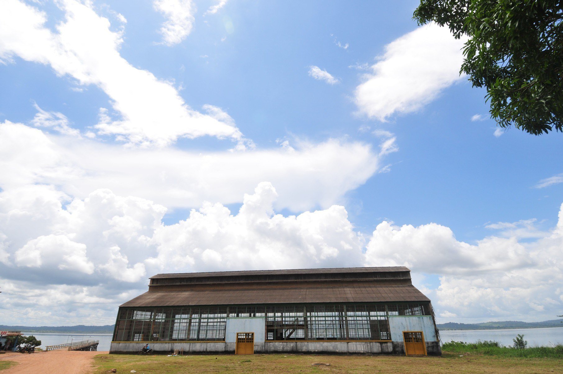  07/03/2015. Credito: Alexandre Guzanshe/EM/D.A Press. Brasil. Aveiro - PA Fordlandia e a denominacao dada a um vila criada em 1928 pelo empresario americano Henry Ford. Fordlanadia pertence ao municipio de Aveiro e fica as margens do Rio Tapajos. Ford tinha a intencao de usar Fordlandia para abastecer suas empresas de latex extraido de plantacao de seringueiras. Mas em 1945 depois de varias tentativas frustradas os executivos da Ford devolveram a vila de Fordlandia e suas construcoes ao governo brasileiro. Na foto galpao da epoca da construcao de Fordlandia
      - Alexandre Guzanshe/EM/D.A Press