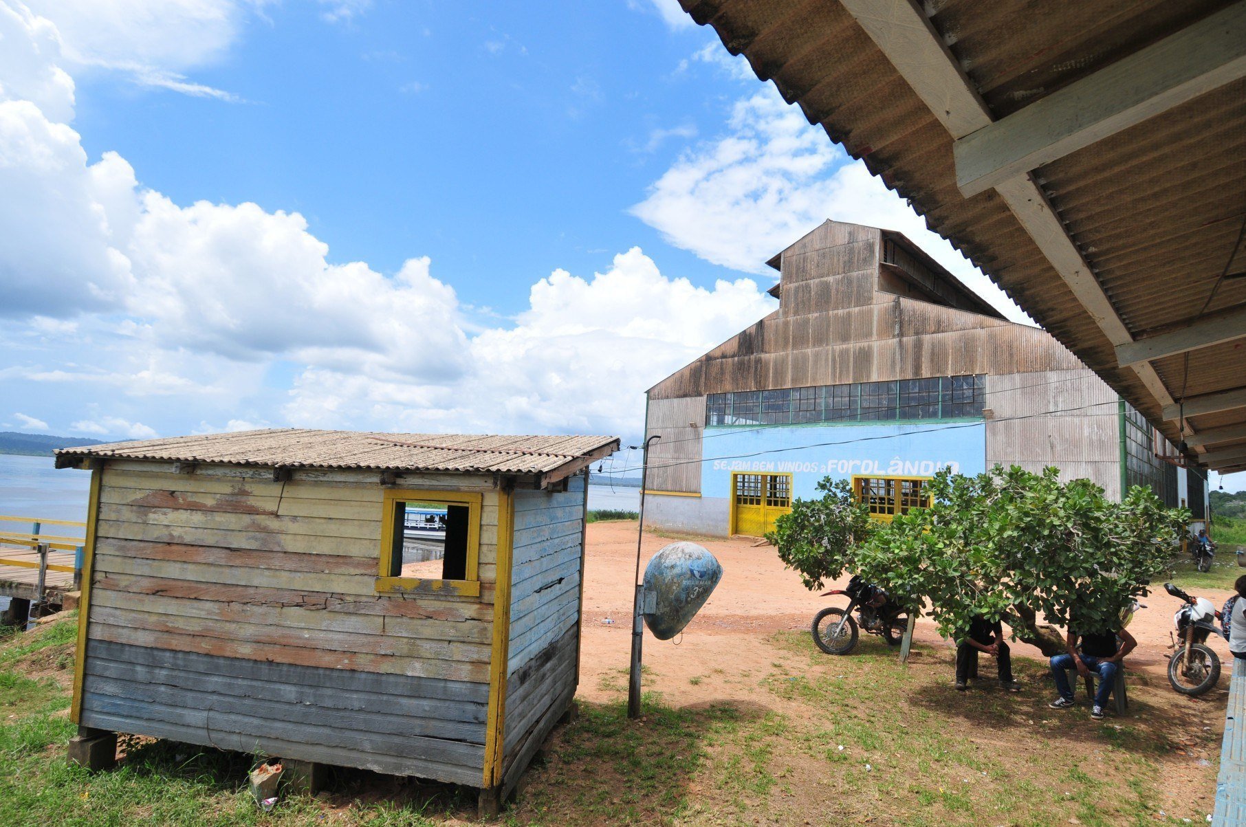  07/03/2015. Credito: Alexandre Guzanshe/EM/D.A Press. Brasil. Aveiro - PA Fordlandia e a denominacao dada a um vila criada em 1928 pelo empresario americano Henry Ford. Fordlanadia pertence ao municipio de Aveiro e fica as margens do Rio Tapajos. Ford tinha a intencao de usar Fordlandia para abastecer suas empresas de latex extraido de plantacao de seringueiras. Mas em 1945 depois de varias tentativas frustradas os executivos da Ford devolveram a vila de Fordlandia e suas construcoes ao governo brasileiro. Na foto galpao da epoca da construcao de Fordlandia
      - Alexandre Guzanshe/EM/D.A Press