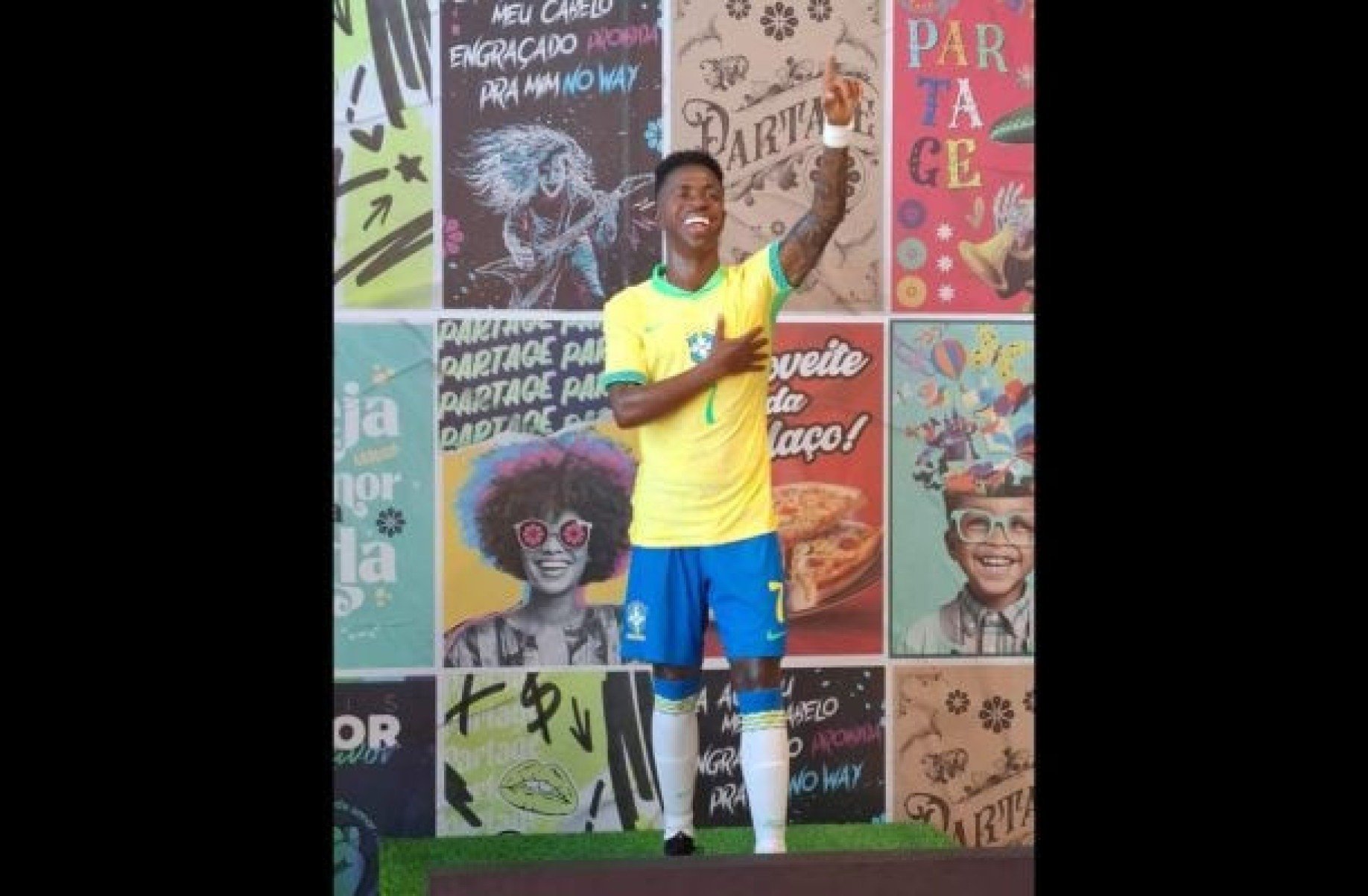 Estátua de Vini Jr atrai criancas em exposição em São Gonçalo