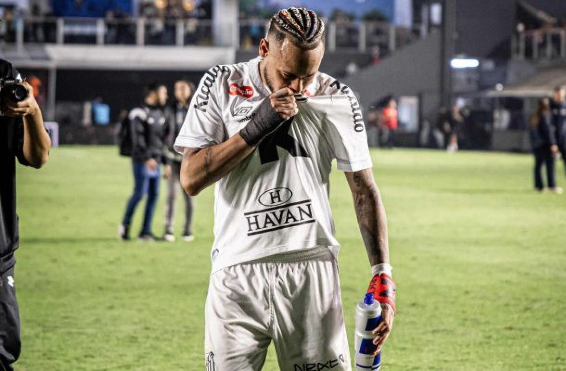 Bastidores do Santos mostram discurso forte de Neymar e emoção de Robinho Jr.