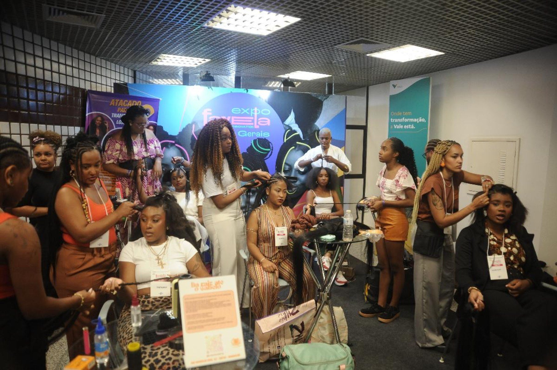 Trancistas traçam cabelos ao vivo-Alexandre Guzanshe/EM/D.A Press