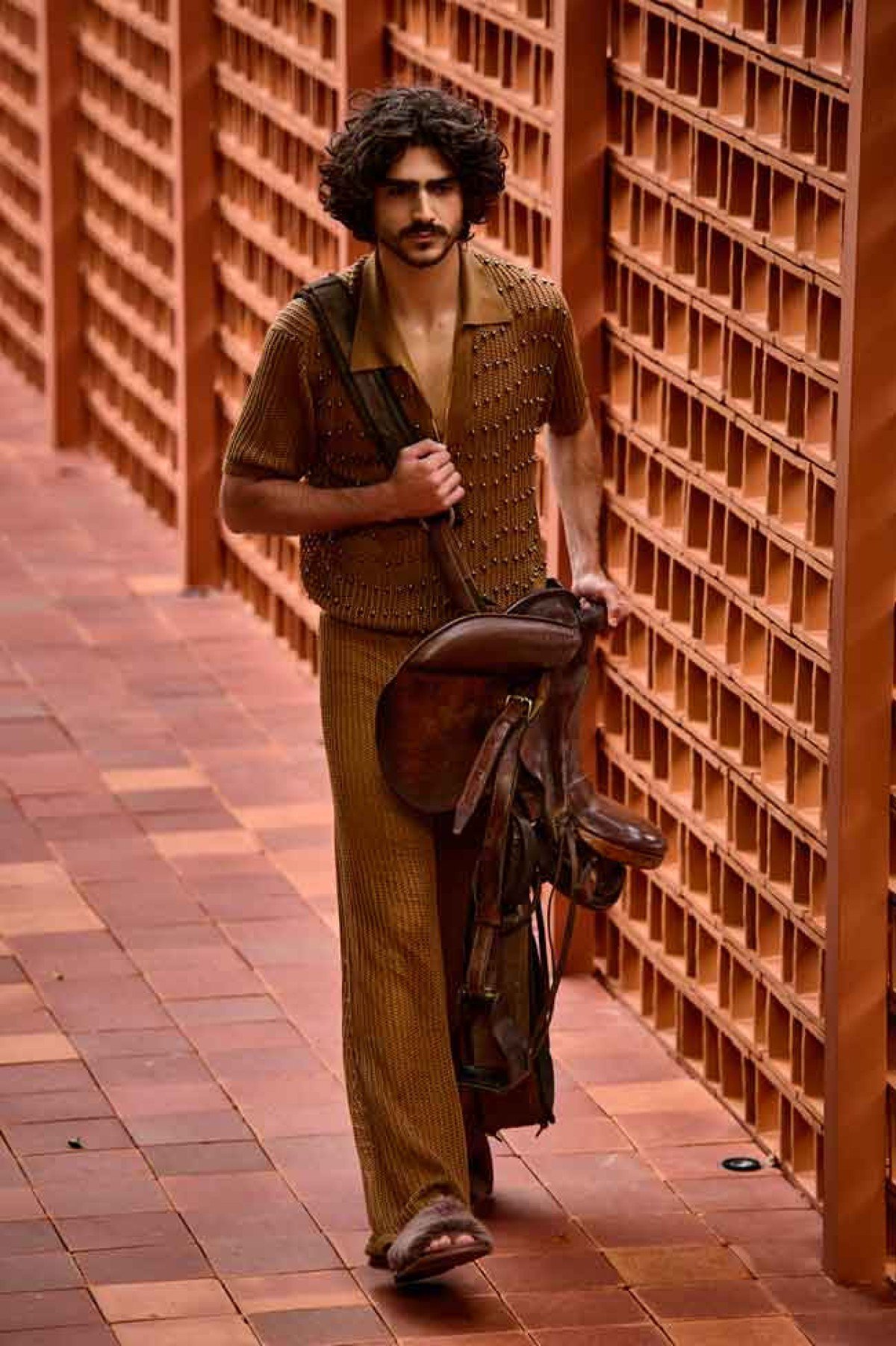 Tons terrosos com aplicações de pequenas pérolas na mesma paleta de cores 