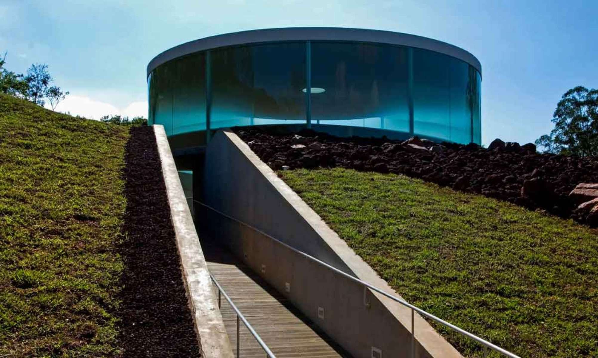 'Sonic Pavilion', do artista Doug Aitken, uma das atrações do Instituto Inhotim, em brumadinho: orifício  de 202 metros de profundidade por onde passam conjunto de microfones que captam os sons da terra