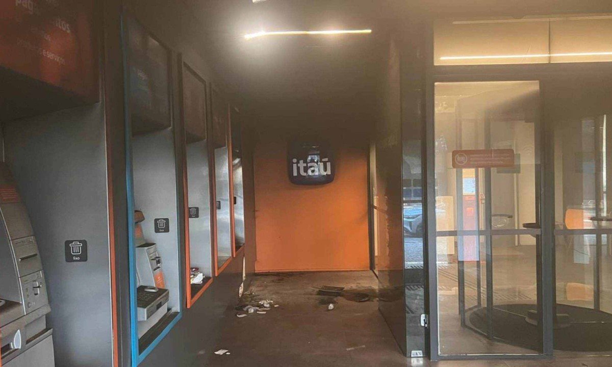 Estragos provocados pelo ataque à agência do banco Itaú, na Avenida Getúlio Vargas, na Savassi  -  (crédito: Edésio Ferreira/EM/D.A Press)