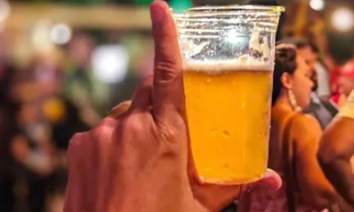 Bar distribuiu sete barris de chopp para clientes após determinação do STF para que o ex-presidente Jair Bolsonaro use tornozeleira eletrônica como medida cautelar -  (crédito: Reprodução/Redes Sociais)