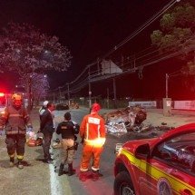  Acidente entre dois carros deixa duas pessoas mortas na Grande BH  - CBMMG/Divulgação 