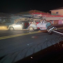 MG: motorista bate carro em poste de energia, foge e deixa quatro feridos  - CBMMG/Divulgação 