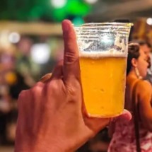 Bar distribui sete barris de chope por tornozeleira em Bolsonaro - Reprodução/Redes Sociais