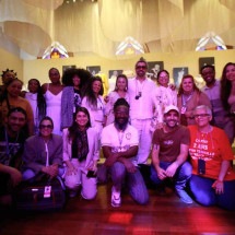 Elenco de musical se emociona com exposição sobre Clara Nunes em BH