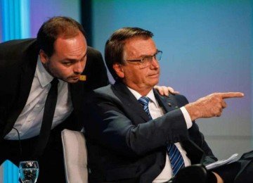 Carlos e o pai, Jair Bolsonaro -  (crédito: Redes sociais)