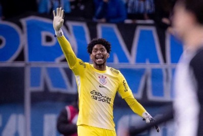 HUGO SOUZA - Bombardeado, não conseguiu apagar o brilho de Luciano. Antes, com um tapinha, tinha livrado o Timão de sair em desvantagem. O gol do São Paulo, aliás, parecia questão de tempo. Poderia ter quebrado a pelota melhor no 1 a 0 - NOTA: 6,0 - Foto: Rodrigo Coca/Agência Corinthians -  (crédito: Foto: Rodrigo Coca/Agência Corinthians)