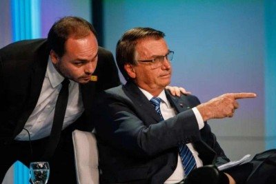 Carlos e o pai, Jair Bolsonaro -  (crédito: Redes sociais)