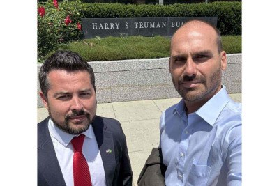 Eduardo Bolsonaro publicou foto em frente à sede do Departamento de Estado dos Estados Unidos e disse ter se encontrado com 'chefe dos embaixadores' -  (crédito: Redes sociais)