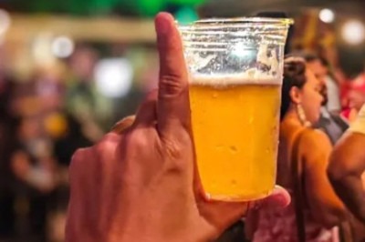 Bar distribuiu sete barris de chopp para clientes após determinação do STF para que o ex-presidente Jair Bolsonaro use tornozeleira eletrônica como medida cautelar -  (crédito: Reprodução/Redes Sociais)