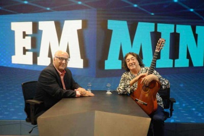 Toninho Horta, além de conversar com Ricardo Carlini, deu um show com o violão feito especialmente para ele durante o programa "EM Minas" -  (crédito: Alexandre Guzanshe/EM/D.A Press)