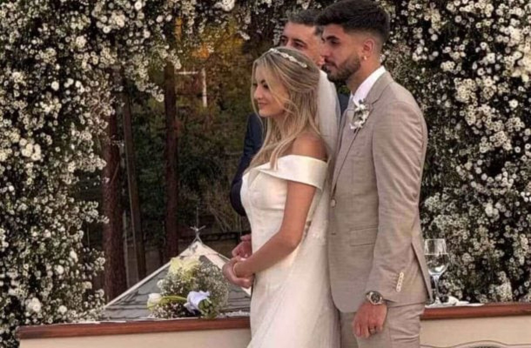 Lucas Beraldo, do PSG, se casa em cerimônia privada