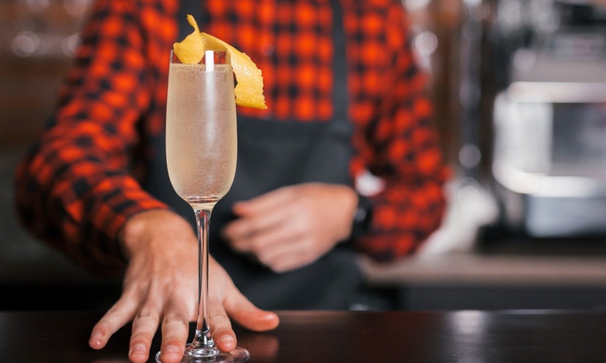 Criado durante a Primeira Guerra Mundial, o French 75 mistura gim, suco de limão, xarope simples e espumante brut -  (crédito: Freepik)