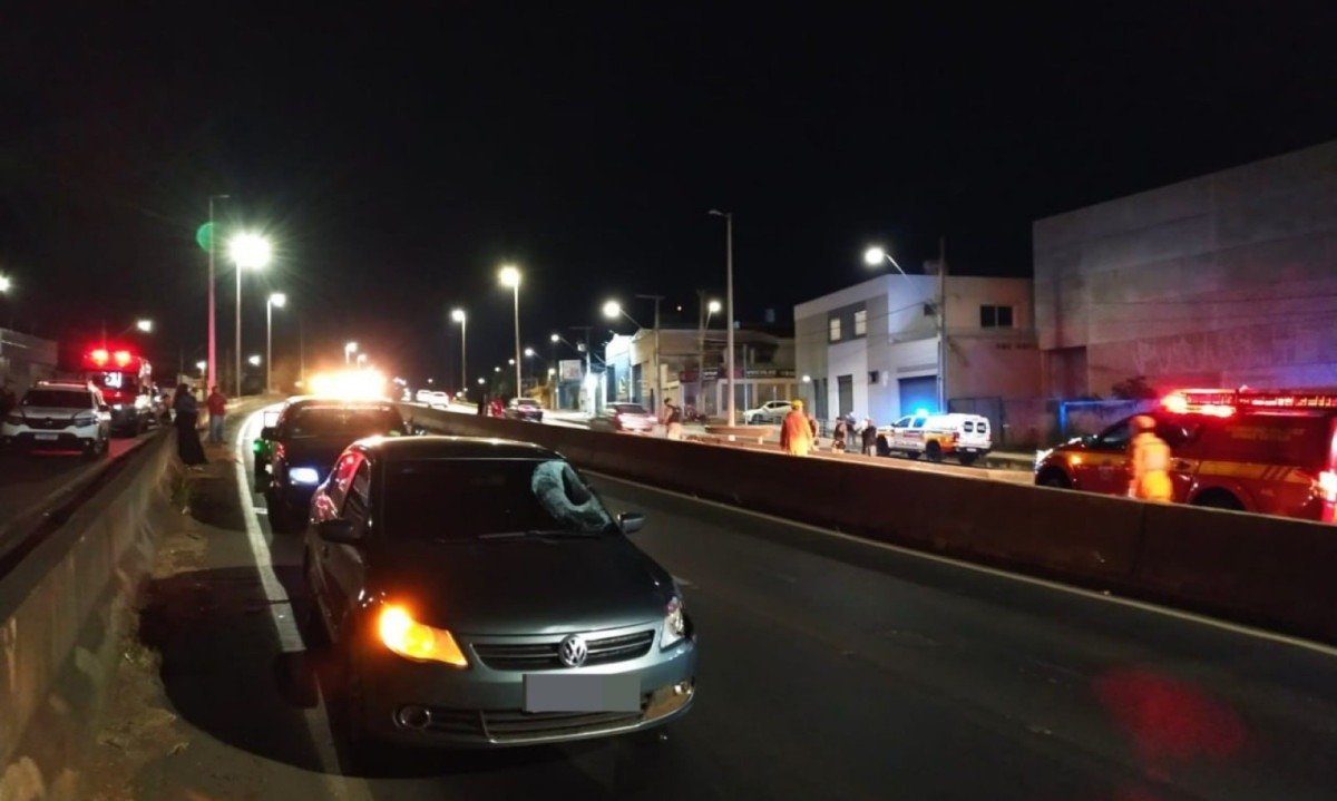 Com o impacto do atropelamento, o homem foi arremessado para a pista contrária da rodovia  -  (crédito: CBMMG/Divulgação )