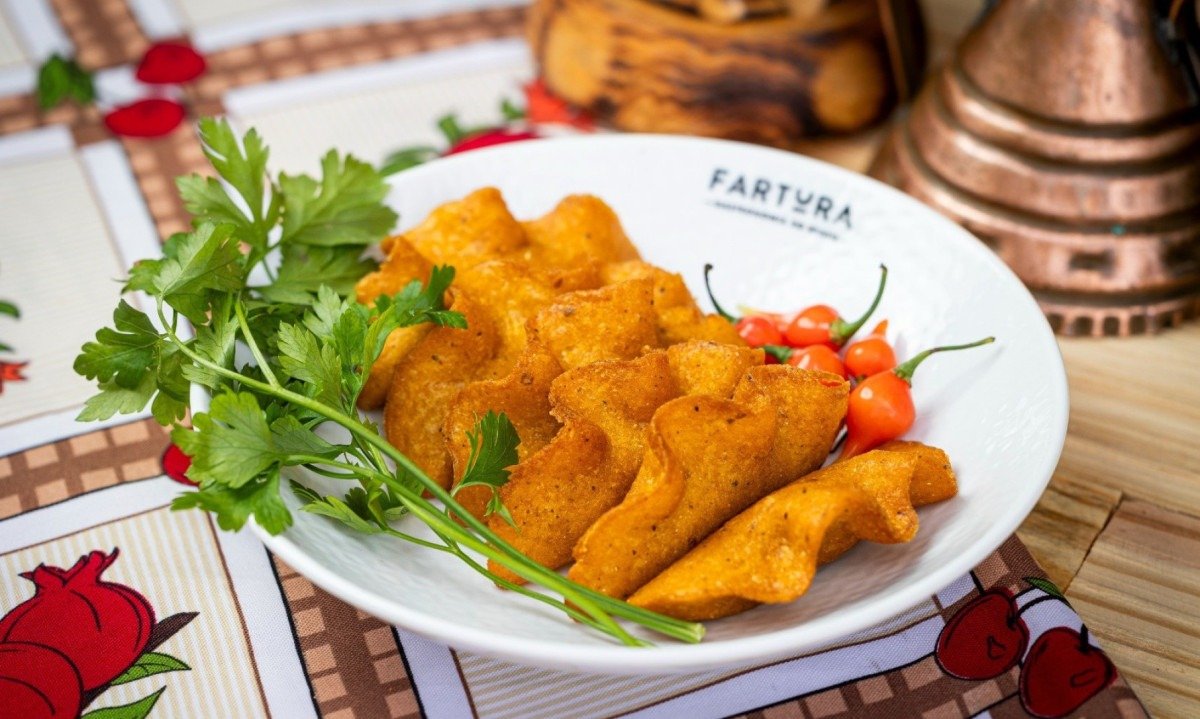 As opções de recheio dos pastéis da Di Angu eram carne, frango com ora-pro-nóbis, queijo com cenoura, queijo com alho-poró, bacalhau e abobrinha com abacaxi