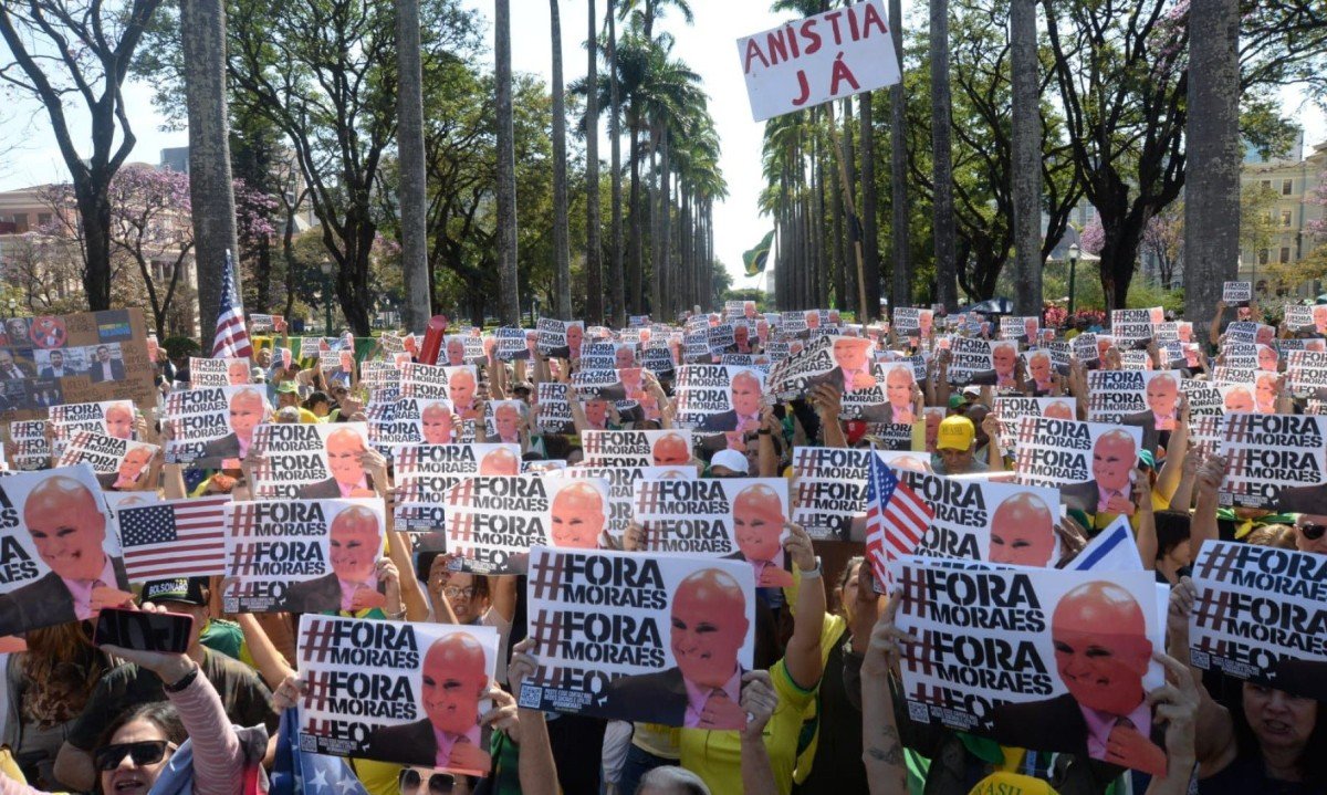 Manifestantes gritam "Fora Moraes" em ato na Praça da Liberdade, em BH -  (crédito: Túlio Santos/EM/D.A Press)