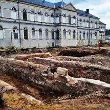 Necrópole com "Tábuas da Maldição" é descoberta em cemitério na França -  Reprodução do X @_letraqueur_