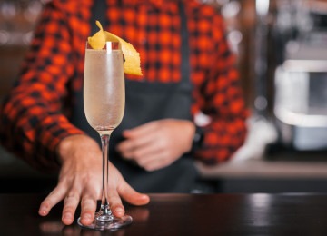 Criado durante a Primeira Guerra Mundial, o French 75 mistura gim, suco de limão, xarope simples e espumante brut -  (crédito: Freepik)