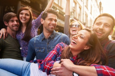 Amizades funcionam como uma rede de apoio emocional que atravessa fases importantes da vida -  (crédito: FreePik)