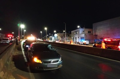 Com o impacto do atropelamento, o homem foi arremessado para a pista contrária da rodovia  -  (crédito: CBMMG/Divulgação )