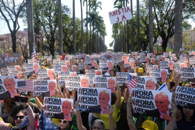 Manifestantes gritam 'Fora Moraes' em ato na Praça da Liberdade, em BH -  (crédito: Túlio Santos/EM/D.A Press)