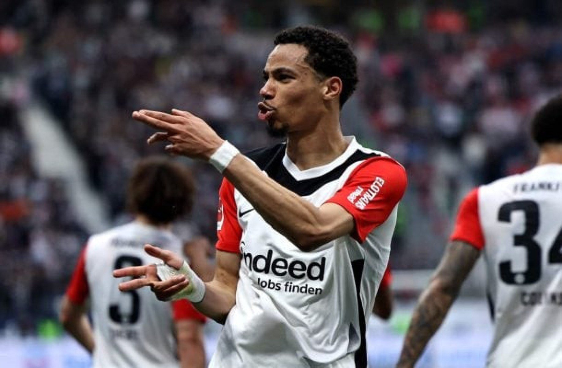 Liverpool encaminha a contratação do francês Ekitike por R$ 584 milhões