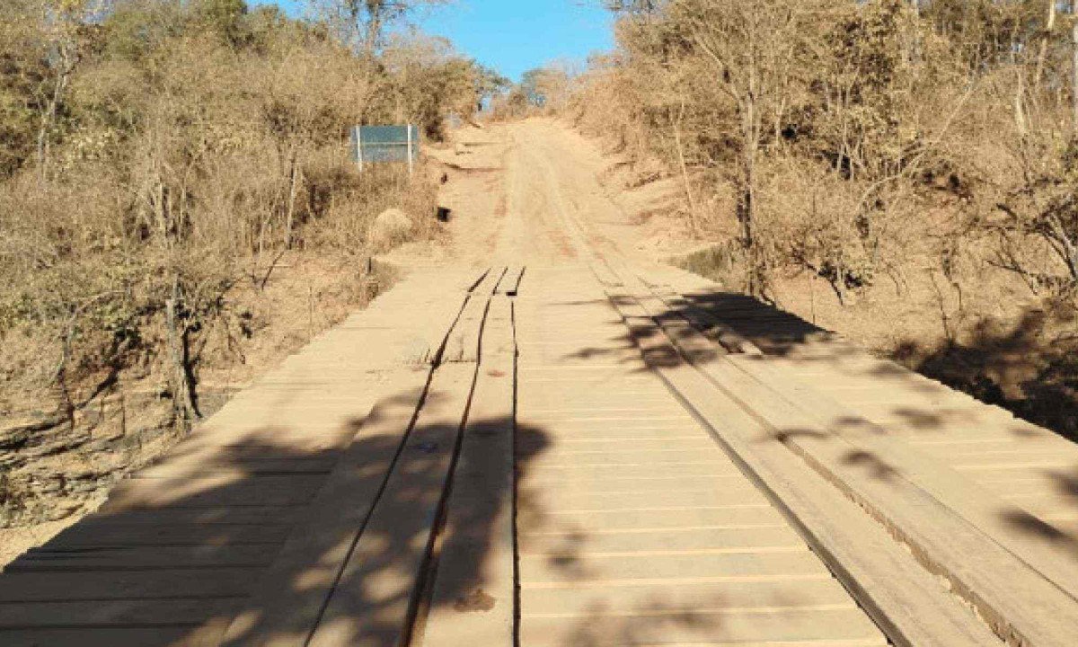O Departamento de Estradas de Rodagem de Minas Gerais (DER-MG) inteditou a ponte na rodovia LMG-698 na região Noroeste do estado para manutenção  -  (crédito: DER-MG / Divulgação)
