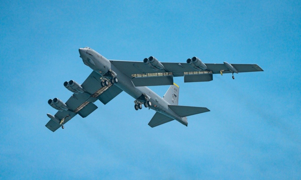 Imagem meramente ilustrativa de um B-52 em pleno voo; aeronave semelhante quase se envolveu com um avião comercial -  (crédito: PxHere)