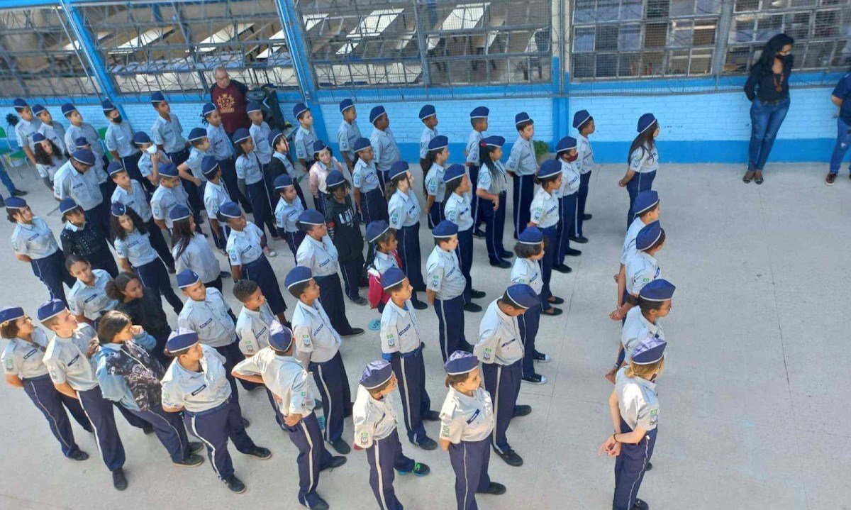 Alunos de escola cívico-militar em Minas perfilados no pátio -  (crédito: SEE/Divulgação)