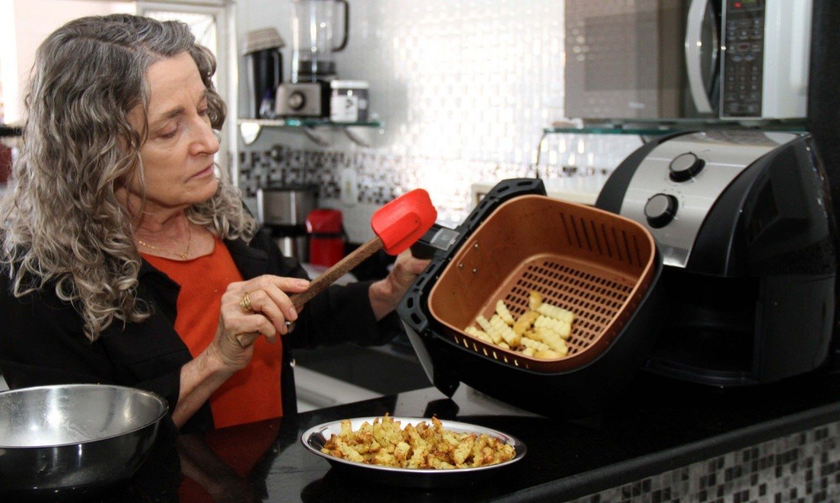  Tuti Peixoto, de 59 anos, tem a fritadeira como braço direito no dia a dia 