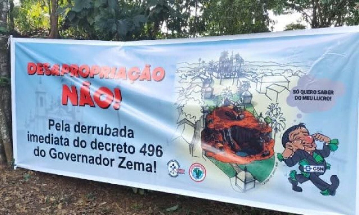 Faixa colocada por moradores de Santa Quitéria, que protestam pelo derrubada do decreto, assinado pelo governador de Minas Gerais, que prevê a desapropriação de locais próximos aos bairros Santa Quitéria e Plataforma para a expansão da Mina Casa de Pedra e implementação de pilhas de rejeitos de minério de ferro -  (crédito: Reprodução / Sandoval Filho)