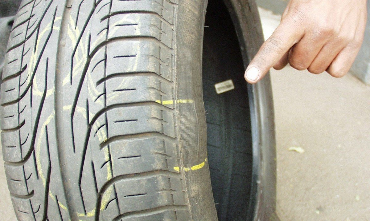 Conservação e manutenção de pneus. Na foto, bolha na lateral do componente: esse tipo de dano inutiliza o pneu