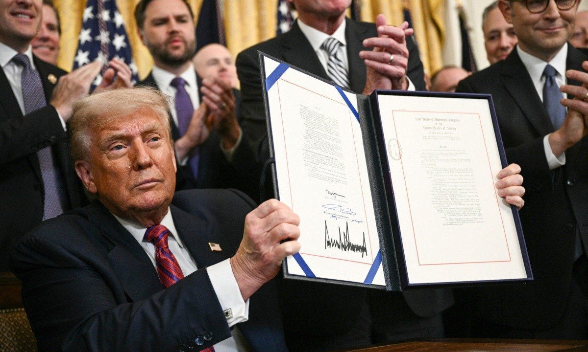 Trump exibe a Lei GENIUS, que codifica o uso de stablecoins — criptomoedas atreladas a ativos estáveis como o dólar americano ou títulos dos EUA 
       -  (crédito:  Brendan SMIALOWSKI / AFP)
