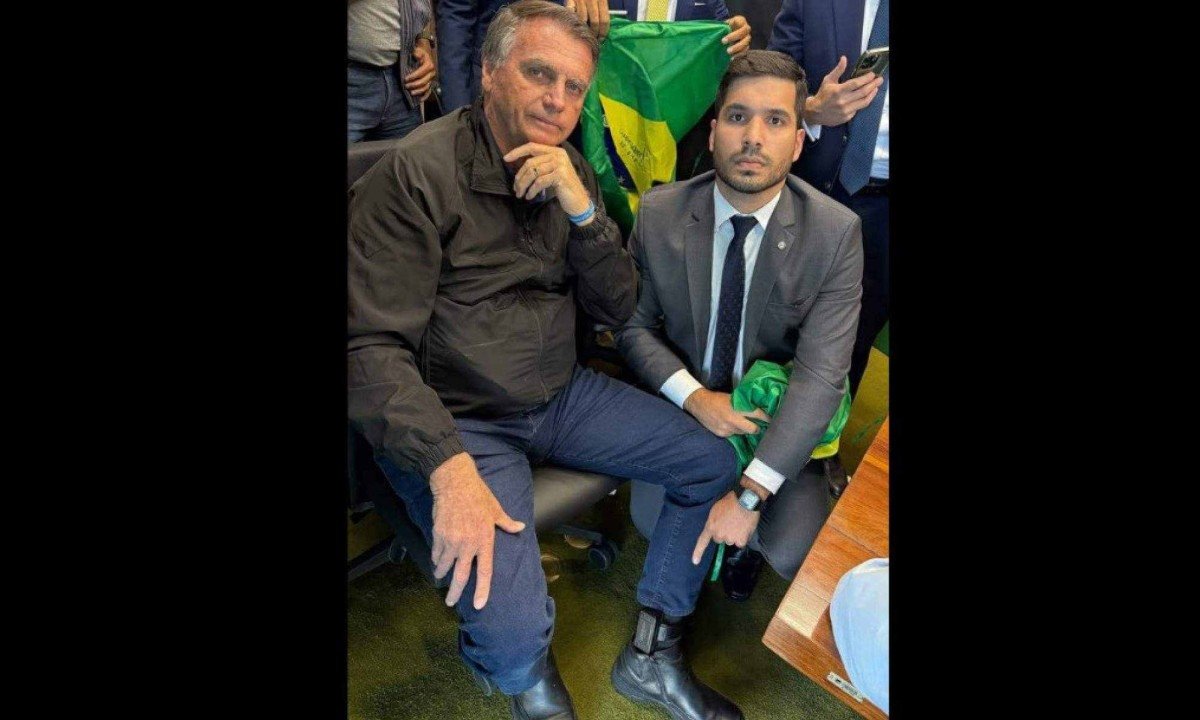 Deputado federal André Fernandes publica foto junto do ex-presidente Jair Bolsonaro mostrando a tornozeleira eletrônica -  (crédito: Reprodução/Redes Sociais)