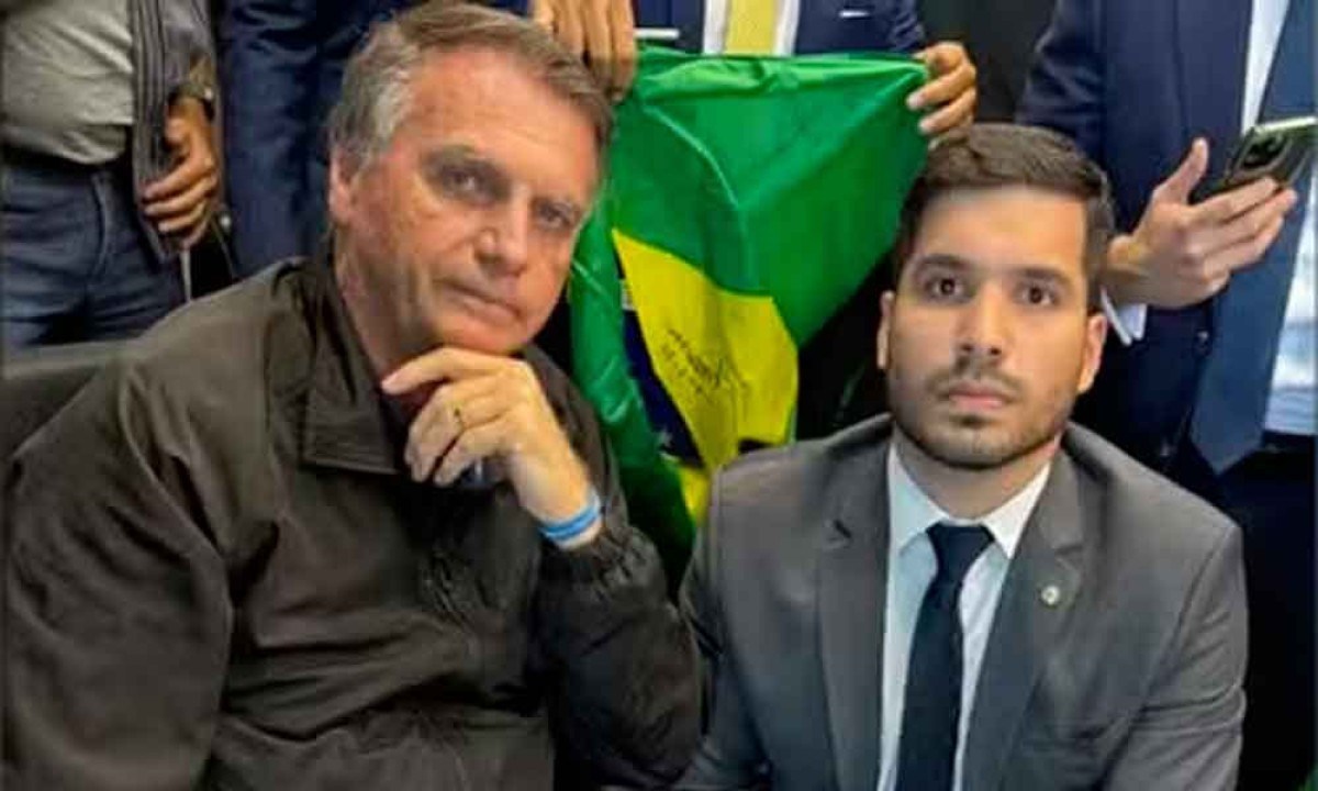Ex-presidente, que exibiu a tornozeleira ao lado do deputado André Fernandes (PL-CE) - (crédito: INSTAGRAM/REPRODUÇÃO) Ex-presidente, que exibiu a tornozeleira ao lado do deputado André Fernandes (PL-CE) - (crédito: INSTAGRAM/REPRODUÇÃO)