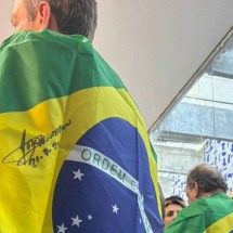 Bolsonaro distribui bandeiras autografadas a deputados e senadores