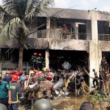 Ao menos 16 mortos após queda de avião militar em escola de Bangladesh - Abdul Goni / AFP