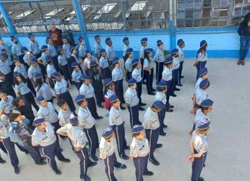 Alunos de escola cívico-militar em Minas perfilados no pátio -  (crédito: SEE/Divulgação)