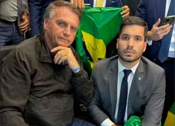Ex-presidente,  que exibiu a tornozeleira ao lado do deputado André Fernandes (PL-CE) -  (crédito: INSTAGRAM/REPRODUÇÃO)